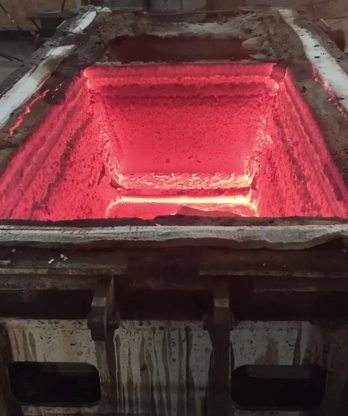 道組織相關人員優(yōu)化生產(chǎn)工藝,采用抗水化鎂鈣砂及優(yōu)質(zhì)大結(jié)晶電熔鎂砂