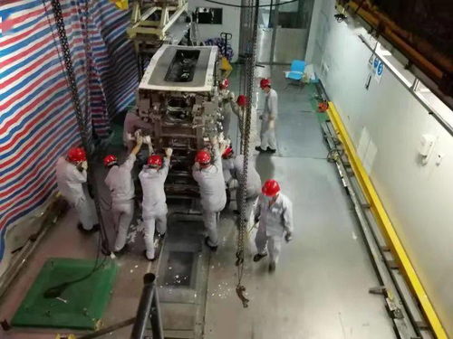 設(shè)備運行的維護(hù)人 光電產(chǎn)業(yè)集團(tuán)旭飛公司熔配成型部維修系團(tuán)隊